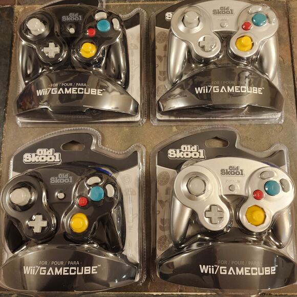 4 Gamecube Controllers - Black & Silver/Platinum (NEW) - Nintendo - Picture 5 of 8